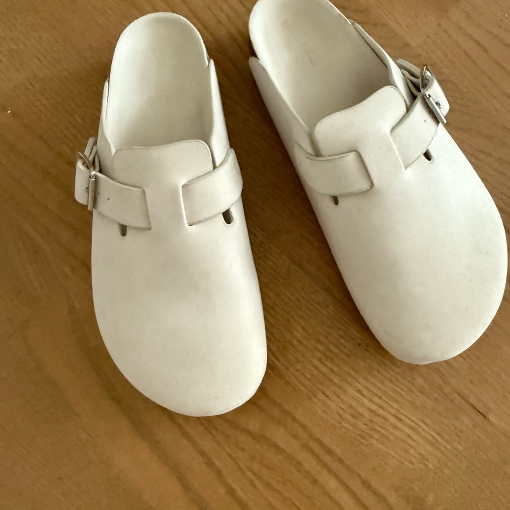 Women’s Cream Slip-On Shoes Size 7 Universal Thread